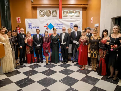 Grupo de asistentes a la feria del legado británico ataviados con la vestimenta típica británica de principios de siglo XX.