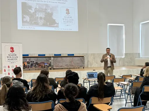 Un miembro de la asociación William Martin imparte una charla sobre la operación Micemeat en un aula educativa de Huelva.