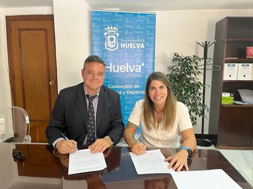 Presidente de la asociación UIT, firmando un acuerdo de colaboración con la concejalía de ciudad y deportes de Ayuntamiento de Huelva.