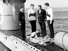 Soldados y oficiales de la Marina británica, junto al cadáver del Major William Martin, en un submarino durante la Segunda Guerra Mundial en la operación carne picada.