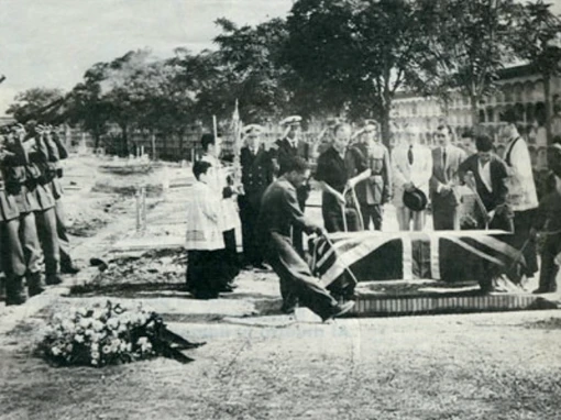 Una escena de los años 40 de un entierro de un ciudadano británico en un cementerio.
