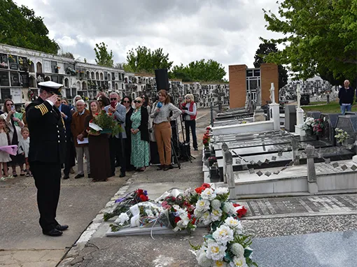 Imagen del acto de homenaje frente a la tumba del Major William Martin en el cementerio de Huelva.