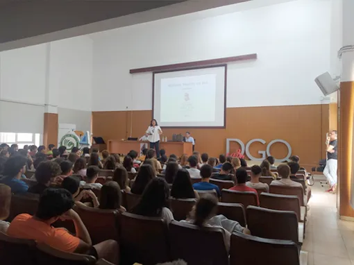 Un grupo de alumnos escucha atentamente una charla impartida por Cristina, de la asociación Major William Martin en un centro educativo de Huelva.