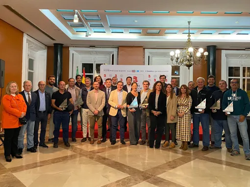 Ganadores portando los premios obtenidos durante la celebración de la regata de vela William Martin.