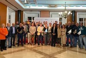 Grupo de personas pertenecientes a la asociación Major William Martin de Huelva durante la entrega de los trofeos de la regata con el mismo nombre.