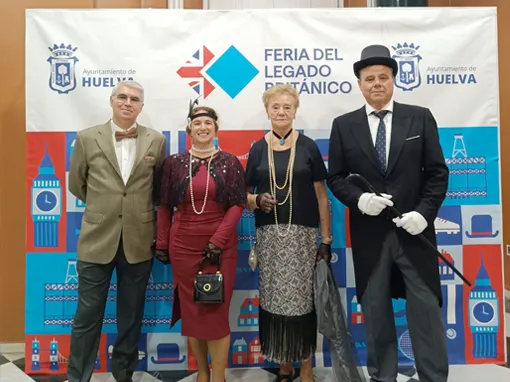 Miembros de la asociación majo William Martin ataviados con la vestimenta típica británica de principios del siglo pasado.
