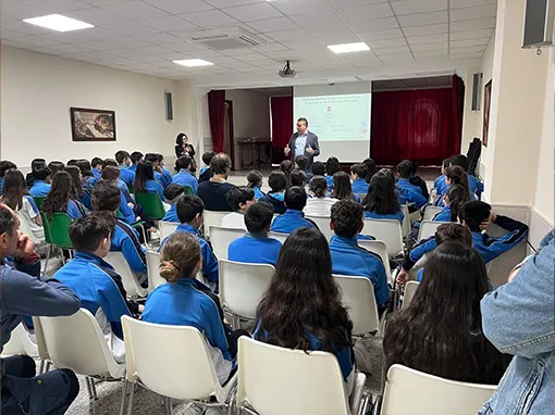 Leopoldo Sánchez Pallarés impartiendo una charla sobre William Martin ante los alumnos de un colegio.