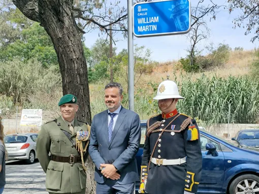 El presidente de la asociación, Leopoldo Sánchez Pallarés, junto a miembros del ejército español y británico bajo el cartel de la calle William Martin en Huelva.