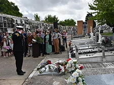 Miembros de la asociación y autoridades en el acto conmemorativo junto a la tumba de William Martin, en el cementerio de Huelva.